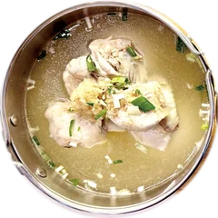 진한 닭 육수 냄비