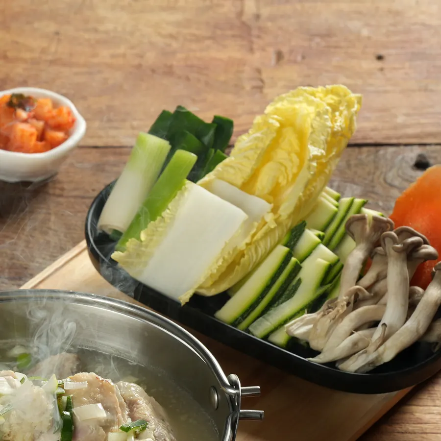배추, 오이, 버섯, 단호박이 담긴 채소 접시