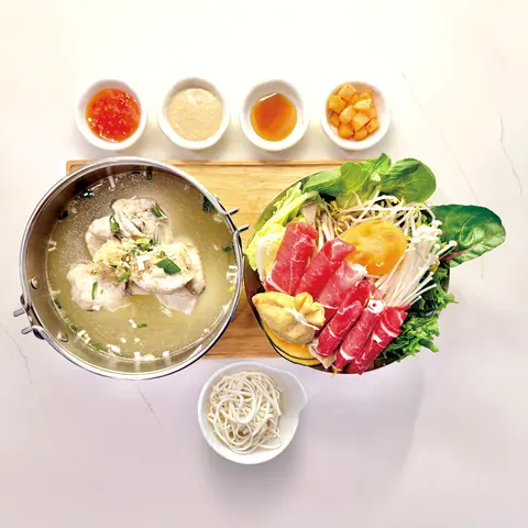 위에서 본 진한 닭 육수 샤브샤브 1인 상차림