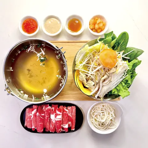 위에서 본 소고기 샤브샤브 맑은 1인 상차림