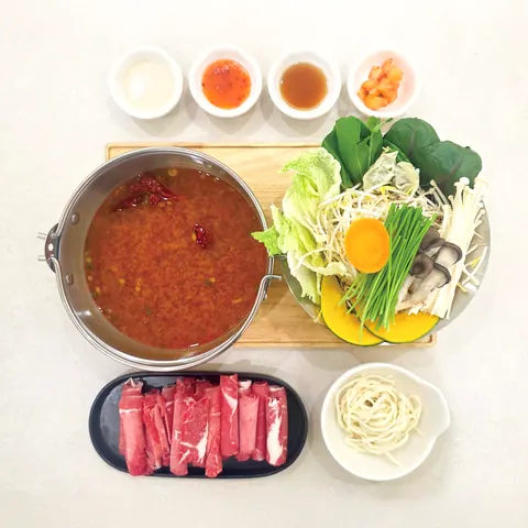 위에서 본 소고기 샤브샤브 마라 1인 상차림