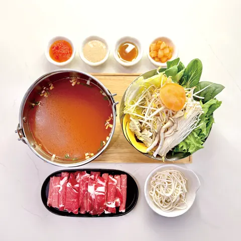 위에서 본 소고기 샤브샤브 얼큰 1인 상차림